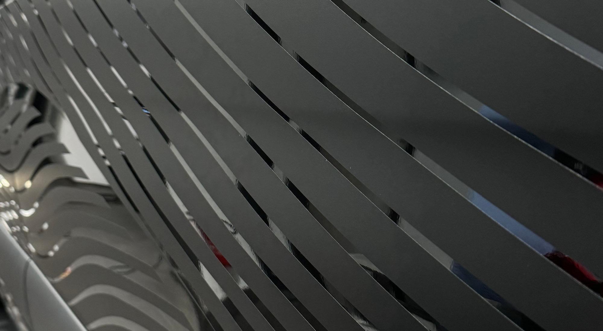 Detaillierter Ausschnitt der Camper-Folie – feine Linien und glatte Oberfläche im minimalistischen Design