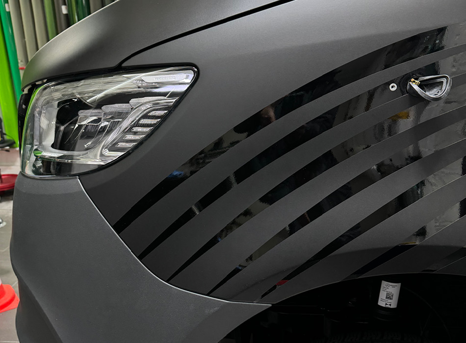 Vorderer Kotflügel eines Campers mit aufgebrachter minimalistischer Folierung