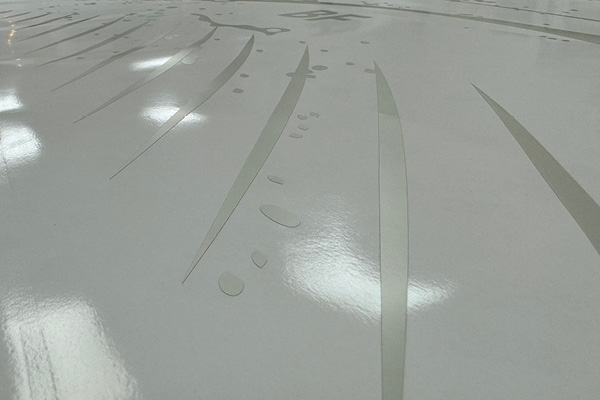 Detailaufnahme einer Fahrzeugfolie für Camper – mattes Material im minimalistischen Design