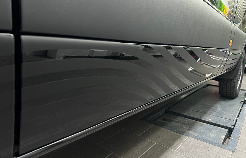 Camper im Wellenmotiv – stilvolles Design mit maritimem Flair Camper im Wellenmotiv – detailreiche Designfolierung mit dynamischem Look