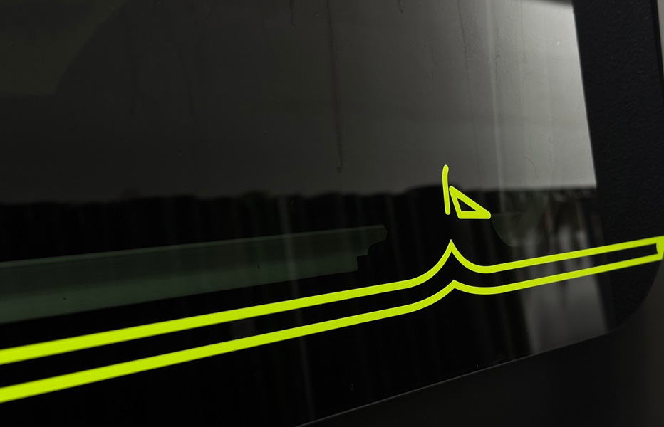 Camper Folierung mit Wellenreiter-Design Ausschnitt Camper mit Wellenreiter-Design Asschnitt – kreative Folierung mit Surf-Design