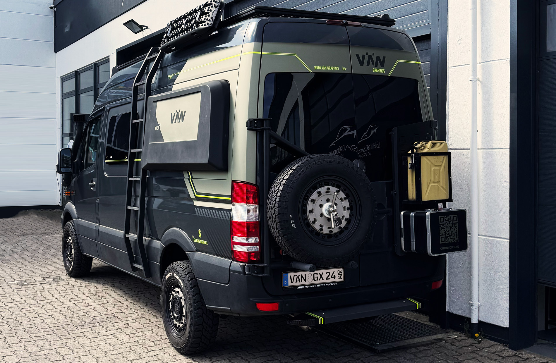 Camper Folierung mit Wellenreiter-Motiv – Surf-Design mit maritimem Charakter Camper mit Wellenreiter-Motiv – kreative Folierung mit maritimem Design