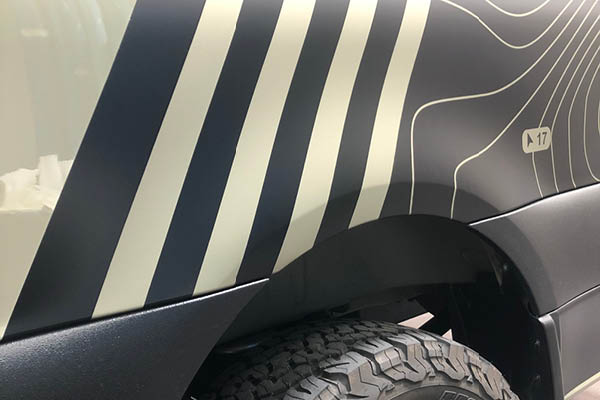 Van Folierung – präzise Detailarbeit mit grafischem Linienmuster Detailaufnahme einer Van-Folierung mit Linienmuster im Bereich des hinteren Kotflügels