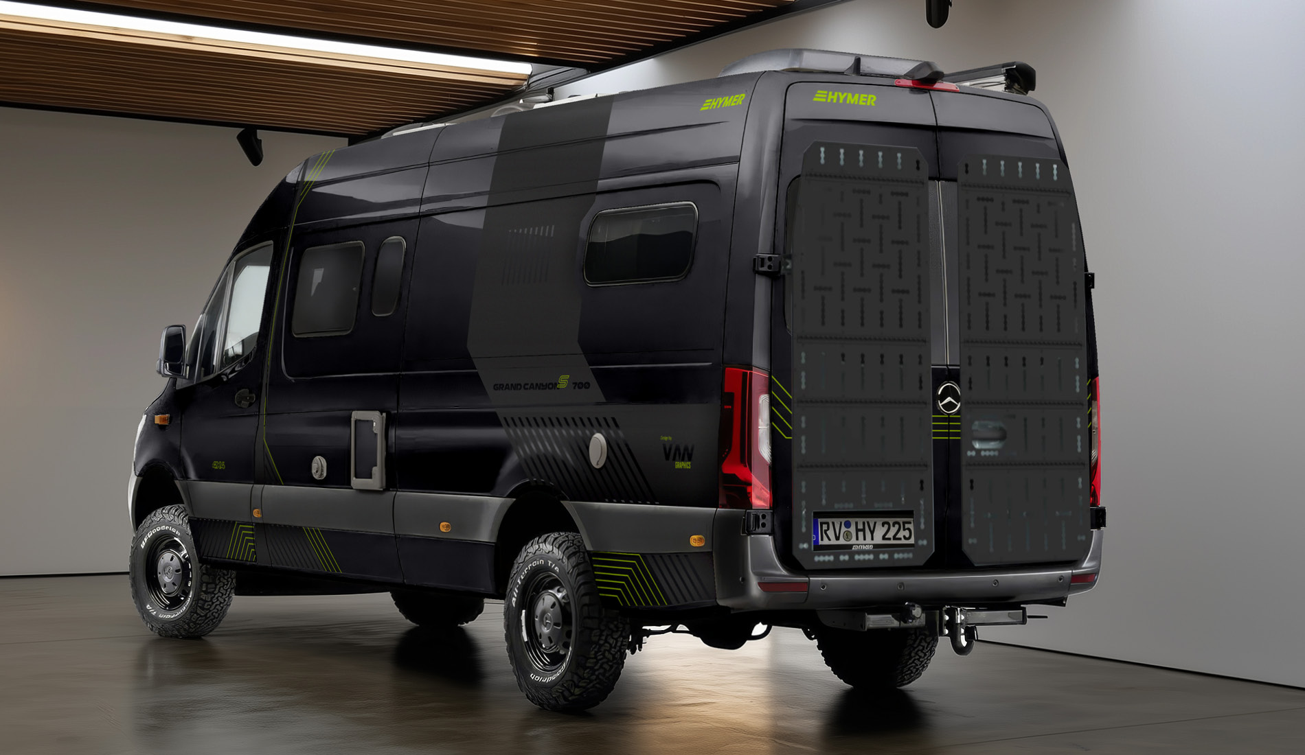 Detailansicht eines Campers mit minimalistischer Folierung und moderner Linienführung