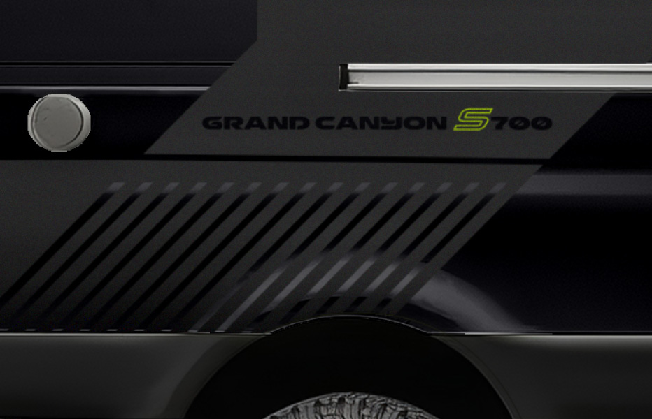 Camper mit minimalistischer Folierung – klare Linien und modernes Fahrzeugdesign im seitlichen Ausschnitt