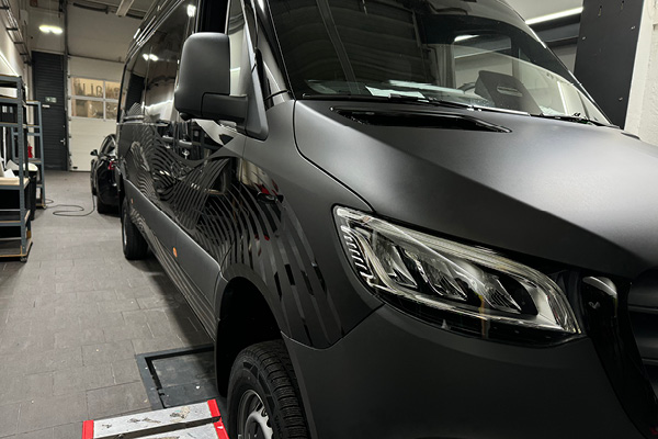 Camper in der Werkstatt während der Folierung im minimalistischen Design