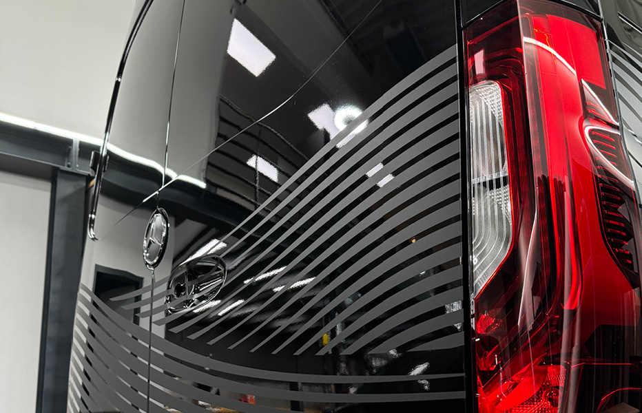 Camper Folierung mit Wellenmotiv – individuelles Design im maritimen Stil Camper mit Folierung im Wellenmotiv – inspiriert vom Meer und Surf-Design