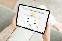 Preisrechner für Fahrzeugfolierung auf dem iPad – schnell, digital und transparent iPad mit geöffnetem Preisrechner für Fahrzeugfolierung – digitales Tool zur Kostenberechnung