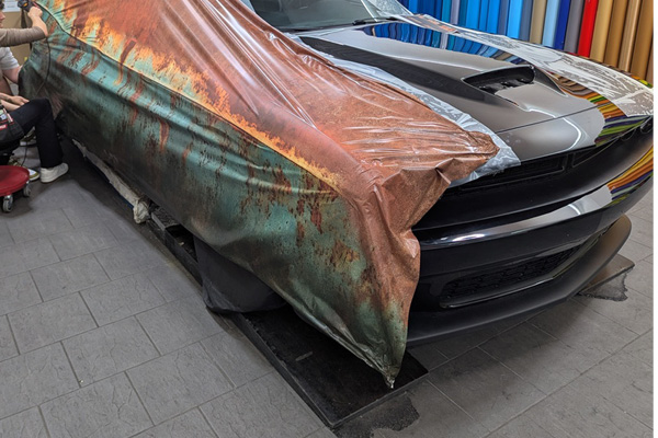 Dodge Challenger nach der professionellen Folierung mit neuem verrostetem Design