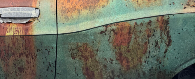 Dodge Challenger verostet - Detaillierte Ansicht seitlich