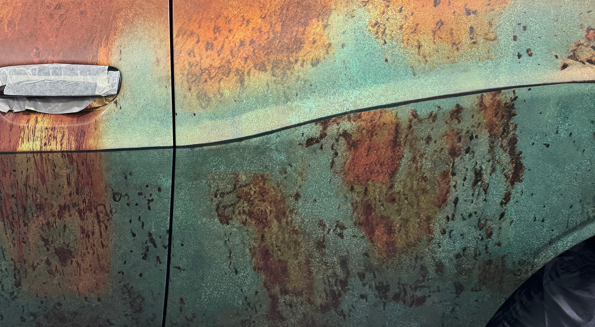 Dodge Challenger verostet - Detaillierte Ansicht seitlich