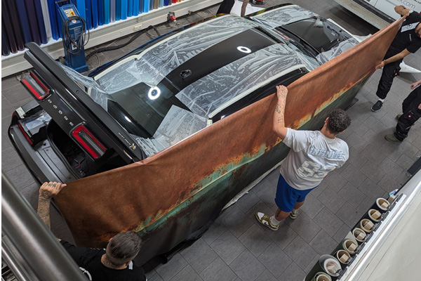 Dodge Challenger während der Folierung mit verrostetem Design in der Werkstatt