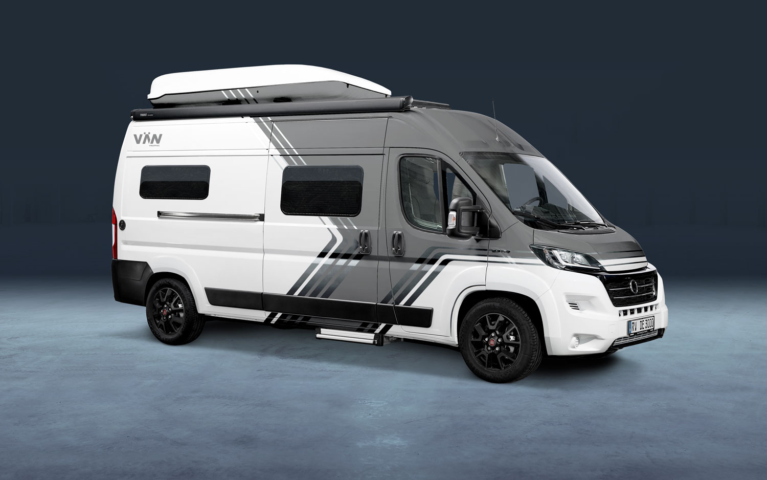 Fiat Ducato Camper – moderne Designfolierung in Grau und Schwarz Fiat Ducato Campervan mit moderner grauer und schwarzer Designfolierung auf weißem Fahrzeuglack