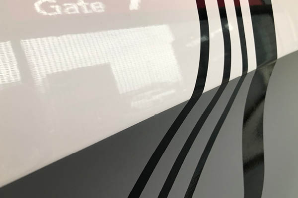 Elektro Camper Folierung – Linien Design im Detail Detailansicht der schwarzen Linien einer Elektro Camper Folierung auf heller Fahrzeugoberfläche