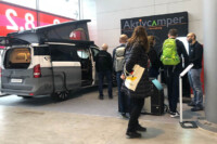 Elektro Camper Messe – Mercedes EQV am Aktivcamper Stand Mercedes EQV Elektro Camper mit Designfolierung auf der Messe am Aktivcamper Stand