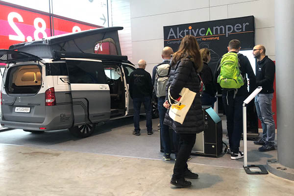 Elektro Camper Messe – Mercedes EQV am Aktivcamper Stand Mercedes EQV Elektro Camper mit Designfolierung auf der Messe am Aktivcamper Stand