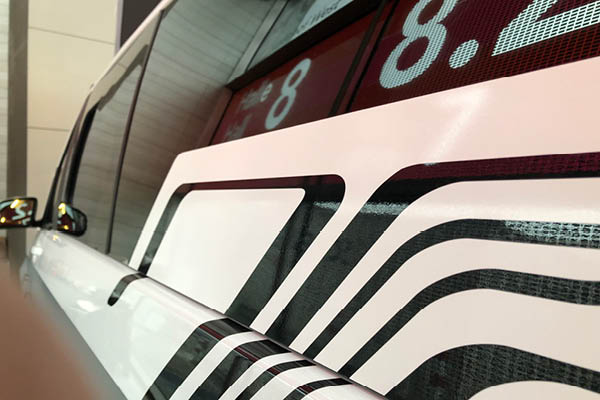 Elektro Camper Folierung – Mercedes EQV Seitenansicht mit Linienmuster Detailaufnahme der Seitenfolierung eines Mercedes EQV Elektro Campers mit Linienmuster