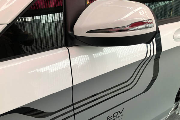 Mercedes EQV Electric Edition – Seitenansicht mit Designfolierung Mercedes EQV Electric Edition Seitenansicht mit moderner Designfolierung in Schwarz auf Weiß