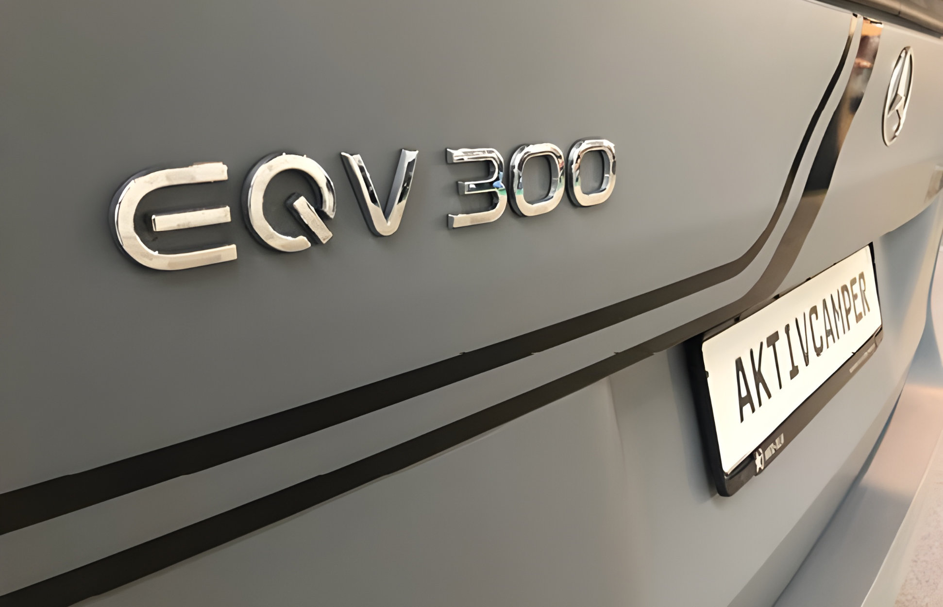 Elektro Camper EQV 300 Folierung – Aktivcamper Heckdetail Mercedes EQV 300 Aktivcamper mit Designfolierung – Heckansicht Detailaufnahme