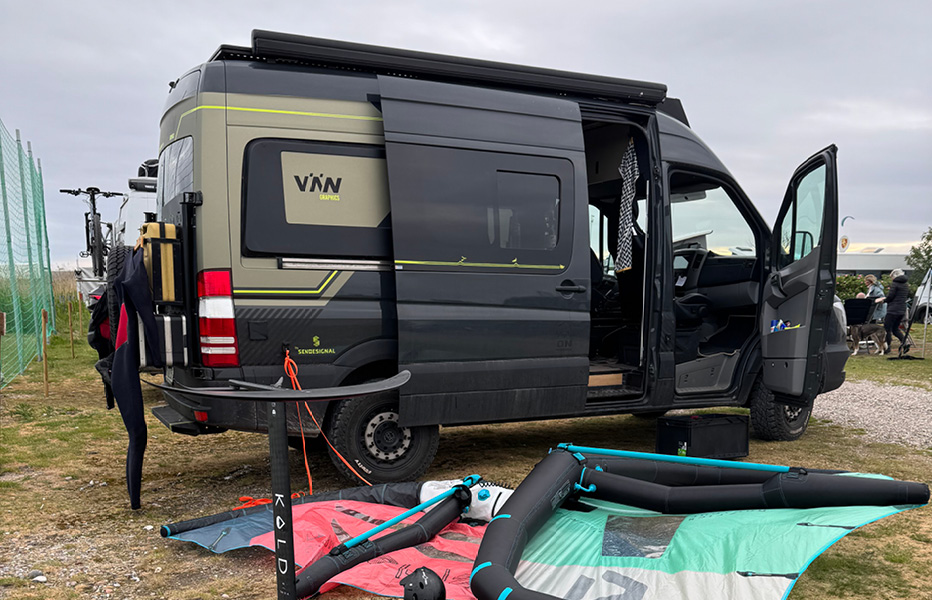 Fiat Ducato am Campingplatz – stilvoller Camper für Abenteuer und Freiheit Fiat Ducato auf dem Campingplatz – perfekt ausgebauter Camper in natürlicher Umgebung
