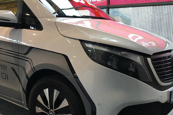 Mercedes EQV Elektro Camper Folierung – Frontansicht auf der Messe Mercedes EQV Elektro Camper mit Designfolierung – Frontansicht auf der Messe