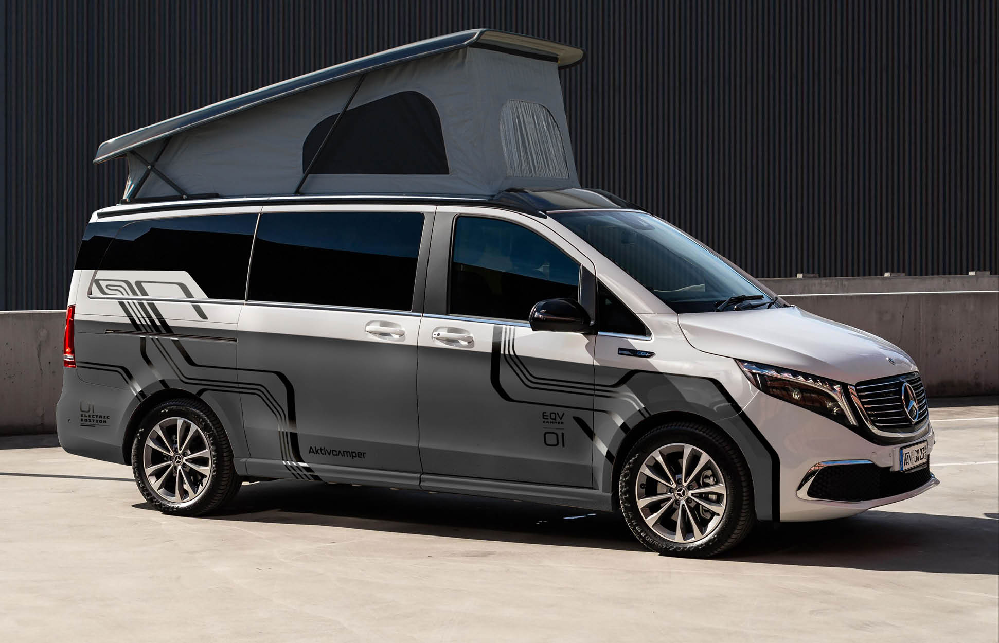 Mercedes EQV Camper Folierung – modernes Design mit Aufstelldach Mercedes EQV Camper mit Aufstelldach und Designfolierung in Grau und Schwarz