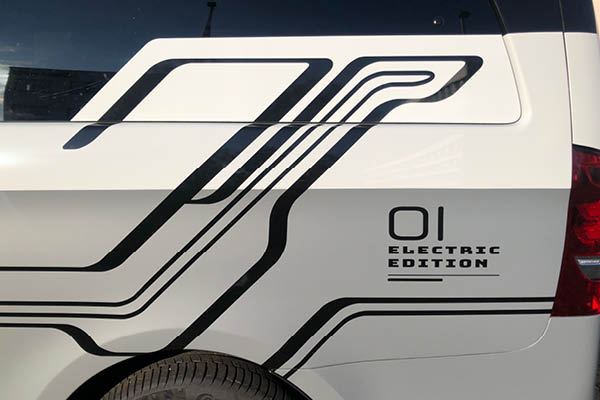 Mercedes EQV Elektrocamper – Detailansicht der Folierung Detailansicht der Seitenfolierung am Mercedes EQV Elektrocamper mit Schriftzug 01 Electric Edition