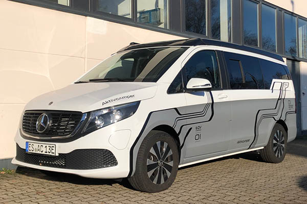 Mercedes EQV Elektrocamper – finale Folierung im Aktivcamper Design Fertig folierter Mercedes EQV Elektrocamper im Aktivcamper Design mit schwarzer und grauer Liniengrafik