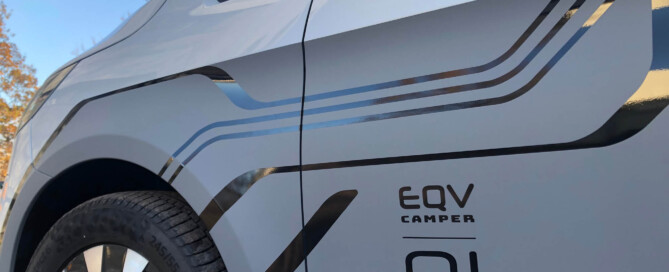 Nahaufnahme der Fahrzeugfolierung am Mercedes EQV Elektrocamper mit Liniengrafik und Schriftzug EQV Camper 01