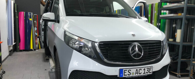 Mercedes EQV Elektrocamper in der Werkstatt während der Folierungsvorbereitung