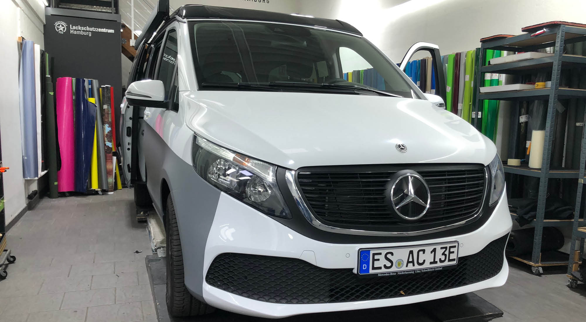 Mercedes EQV Elektrocamper in der Werkstatt während der Folierungsvorbereitung