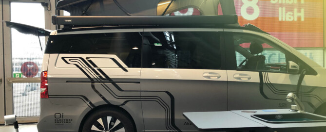 Mercedes EQV Elektrocamper mit Aufstelldach auf der Messe, Seitenansicht mit Electric Edition Folierung