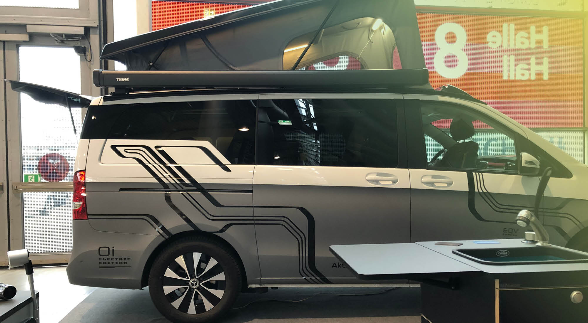 Mercedes EQV Elektrocamper mit Aufstelldach auf der Messe, Seitenansicht mit Electric Edition Folierung