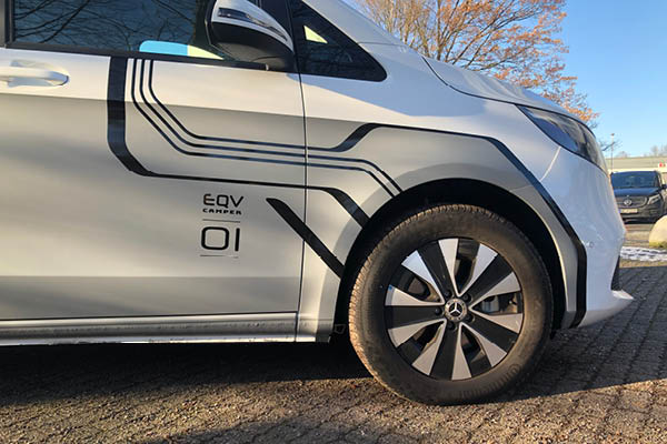 Mercedes EQV Elektrocamper – Seitenfolierung im Electric Edition Design Seitenansicht des Mercedes EQV Elektrocamper mit Liniengrafik und Schriftzug EQV Camper 01