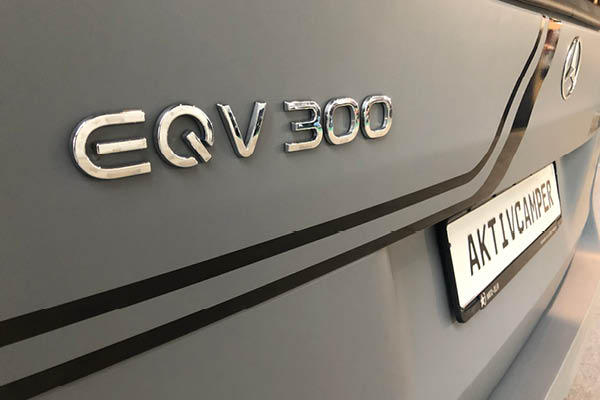 Elektro Camper EQV 300 Folierung – Heckdetail-Ansicht Mercedes EQV 300 Aktivcamper mit Designfolierung – Heckansicht Detailaufnahme