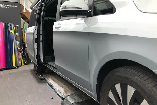 Mercedes EQV 300 – Teilfolierung in der Werkstatt Mercedes EQV 300 in der Werkstatt während der Teilfolierung in Grau