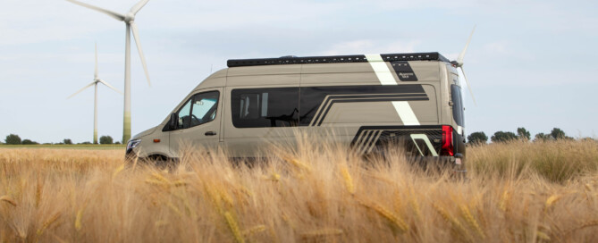 Mercedes Sprinter Camper mit individueller Folierung in Landschaft mit Windrädern