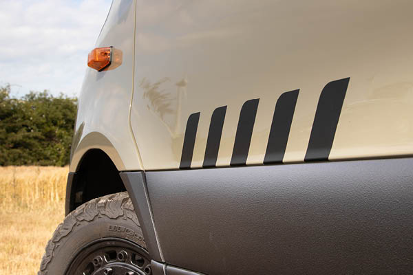 Mercedes Sprinter – Folierung Detailaufnahme Detailaufnahme eines Mercedes Sprinter mit mattschwarzer Folierung und Offroad-Bereifung