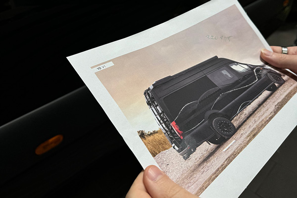 Fotorealistischer Entwurf einer Mercedes Sprinter Folierung mit Wellenreiter-Motiv