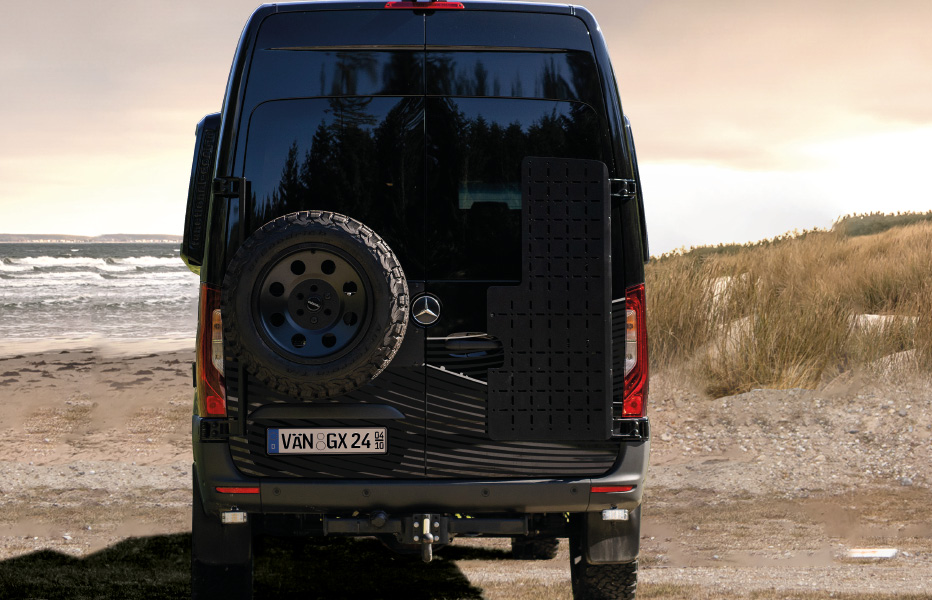 Mercedes Sprinter Folierung mit Wellenreiter-Motiv – hintere Ansicht des Designs Hintere Ansicht eines Mercedes Sprinter mit Wellenreiter-Motiv als Folierung