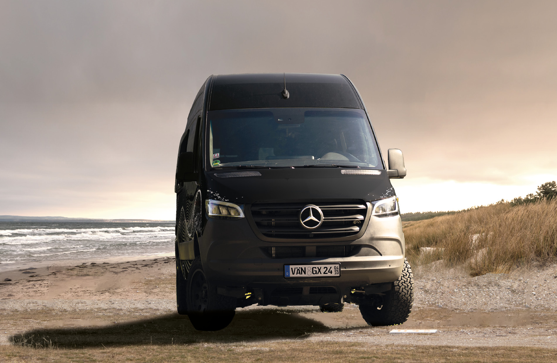 Mercedes Sprinter Folierung mit Wellenreiter-Motiv – vordere Ansicht des Designs Vordere Ansicht eines Mercedes Sprinter mit Wellenreiter-Motiv als Folierung