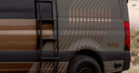Mercedes Sprinter 4×4 – Design-Detail der Kupferlinien-Folierung Detailansicht der Kupferlinien-Folierung am Mercedes Sprinter 4x4 mit Leiter und VÄN Schriftzug