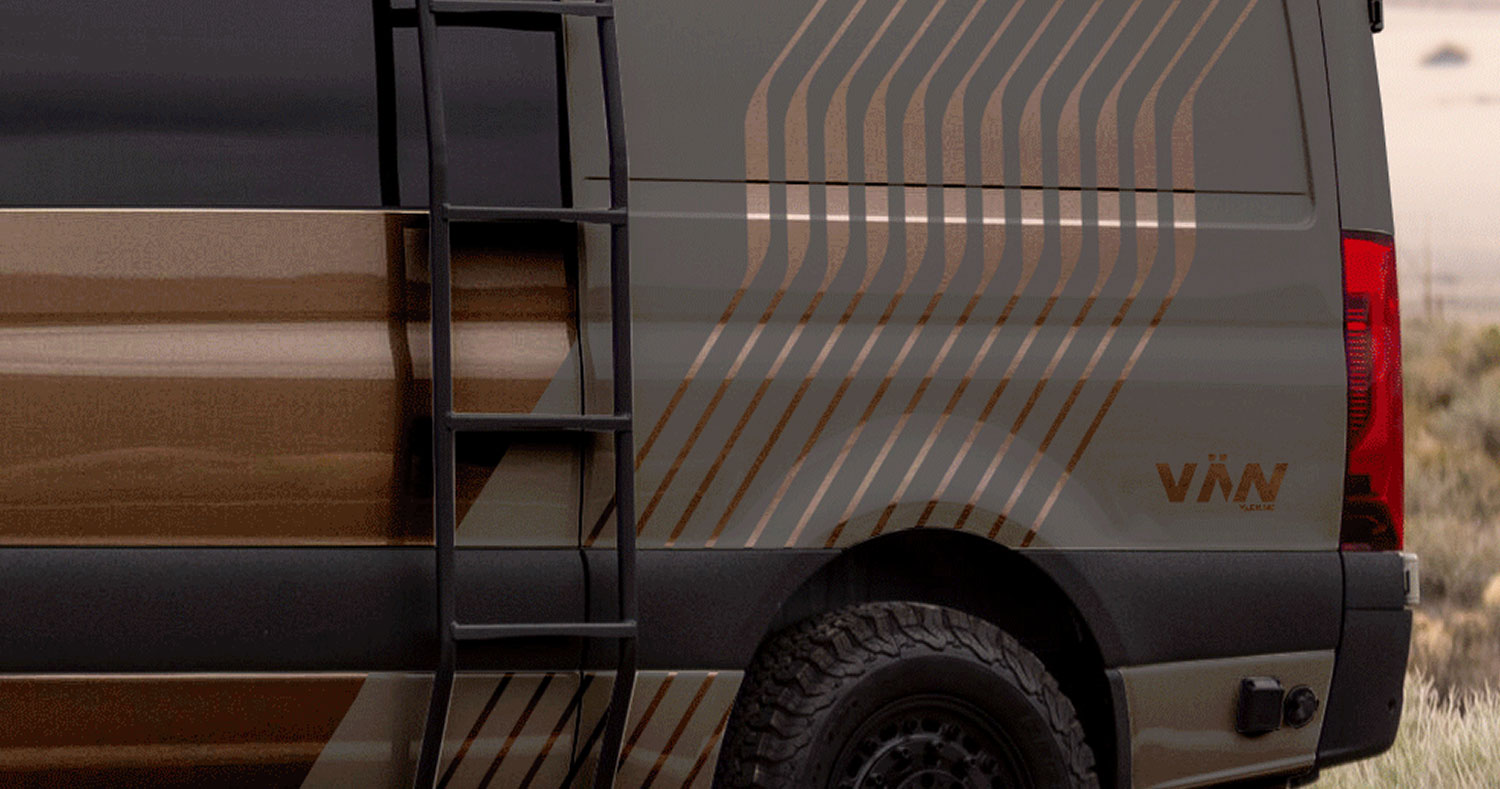 Mercedes Sprinter 4×4 – Design-Detail der Kupferlinien-Folierung Detailansicht der Kupferlinien-Folierung am Mercedes Sprinter 4x4 mit Leiter und VÄN Schriftzug