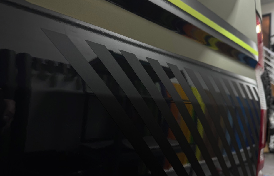 Mercedes Sprinter mit einem Surf-Design Ausschnitt Mercedes Sprinter mit einem Surf-Design Ausschnitt