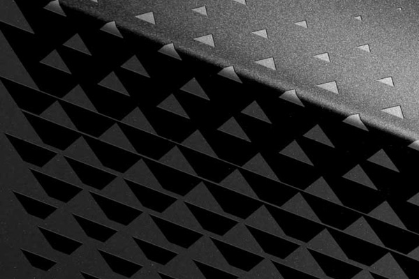 Morphende Struktur in Silber – stilvolle Folie mit changierendem Effekt Silberne Folie mit morphender Struktur – feine Linien und reflektierende Oberfläche