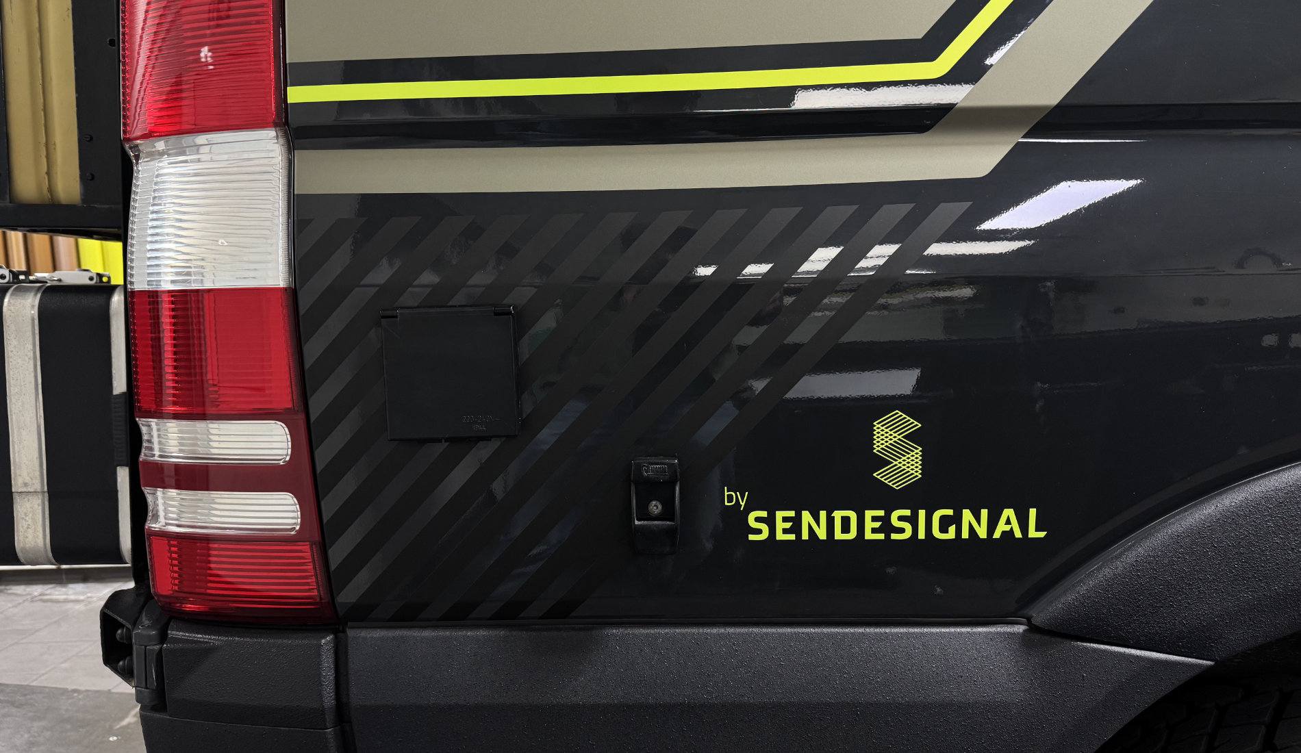 Wohnmobil Folierung mit Logo Sendesignal Wohnmobil Folierung mit Logo Sendesignal