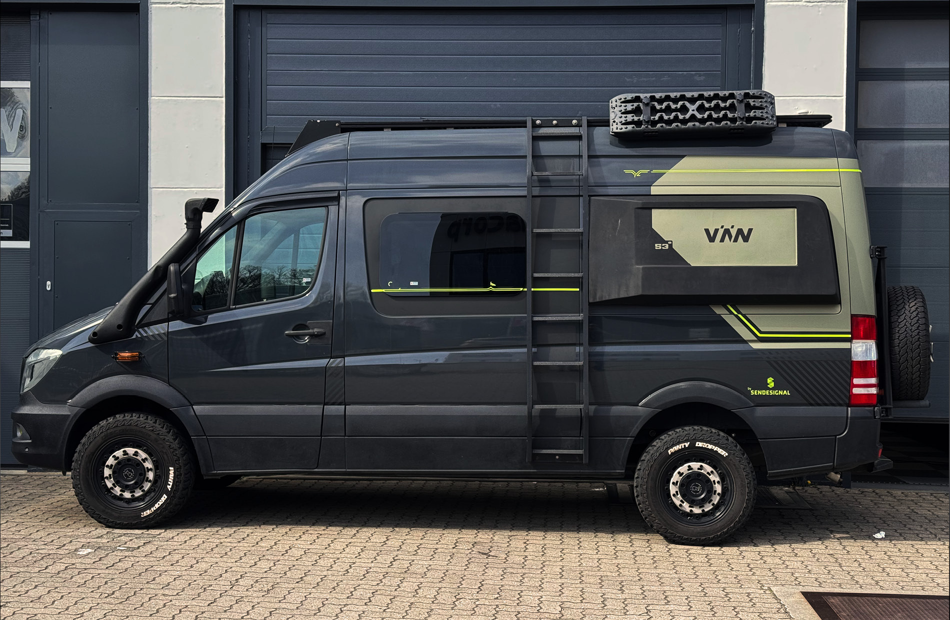 Wohnmobil mit Folierung im Wellenreiter-Design – inspiriert von Meer und Surfkultur