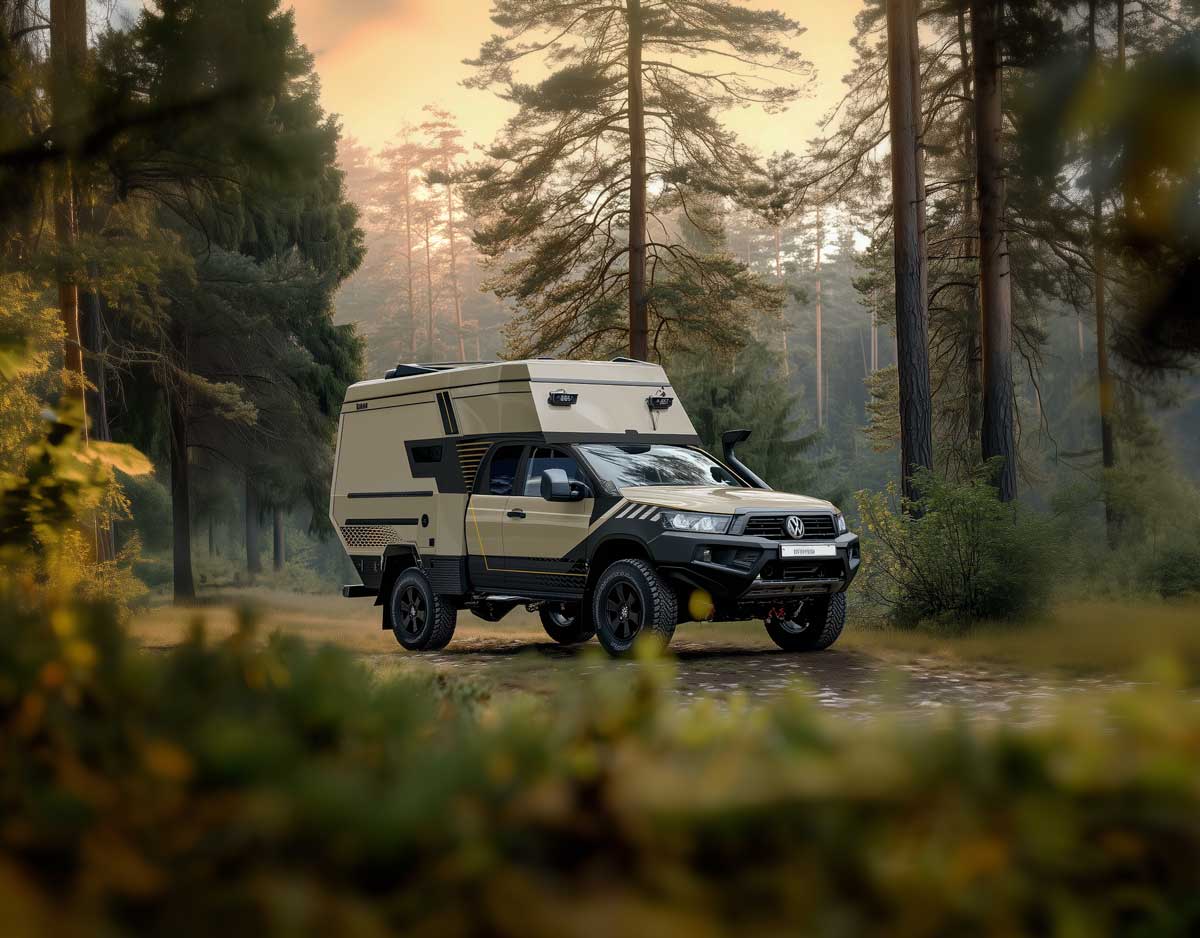 Expeditionsfahrzeug mit sandfarbener und schwarzer Folierung steht auf einem Waldweg, umgeben von hohen Bäumen und warmem Abendlicht