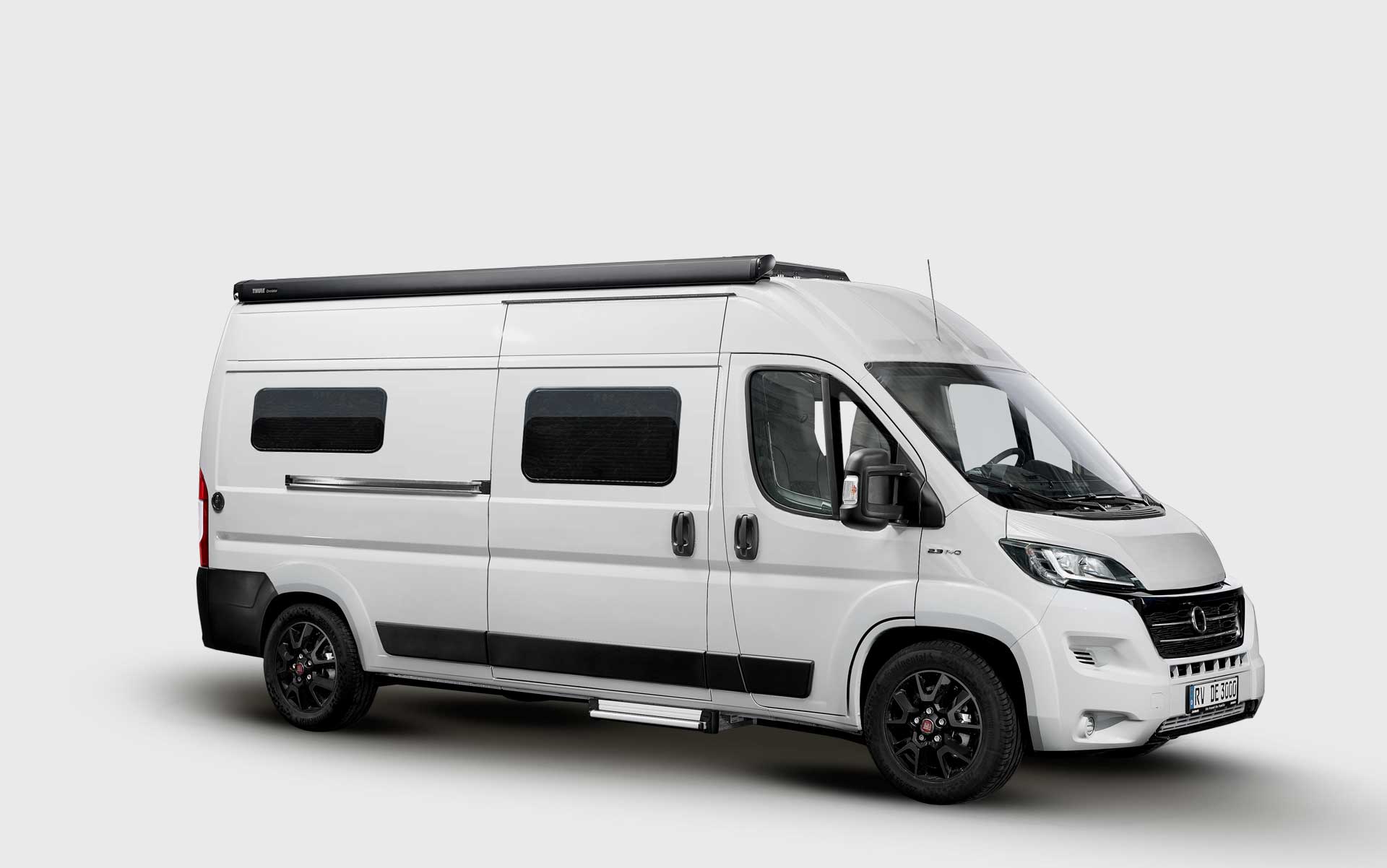 Weißer Kastenwagen auf hellem Hintergrund – neutrales Basisfahrzeug für individuelle Wohnmobil- und Camper-Folierungen