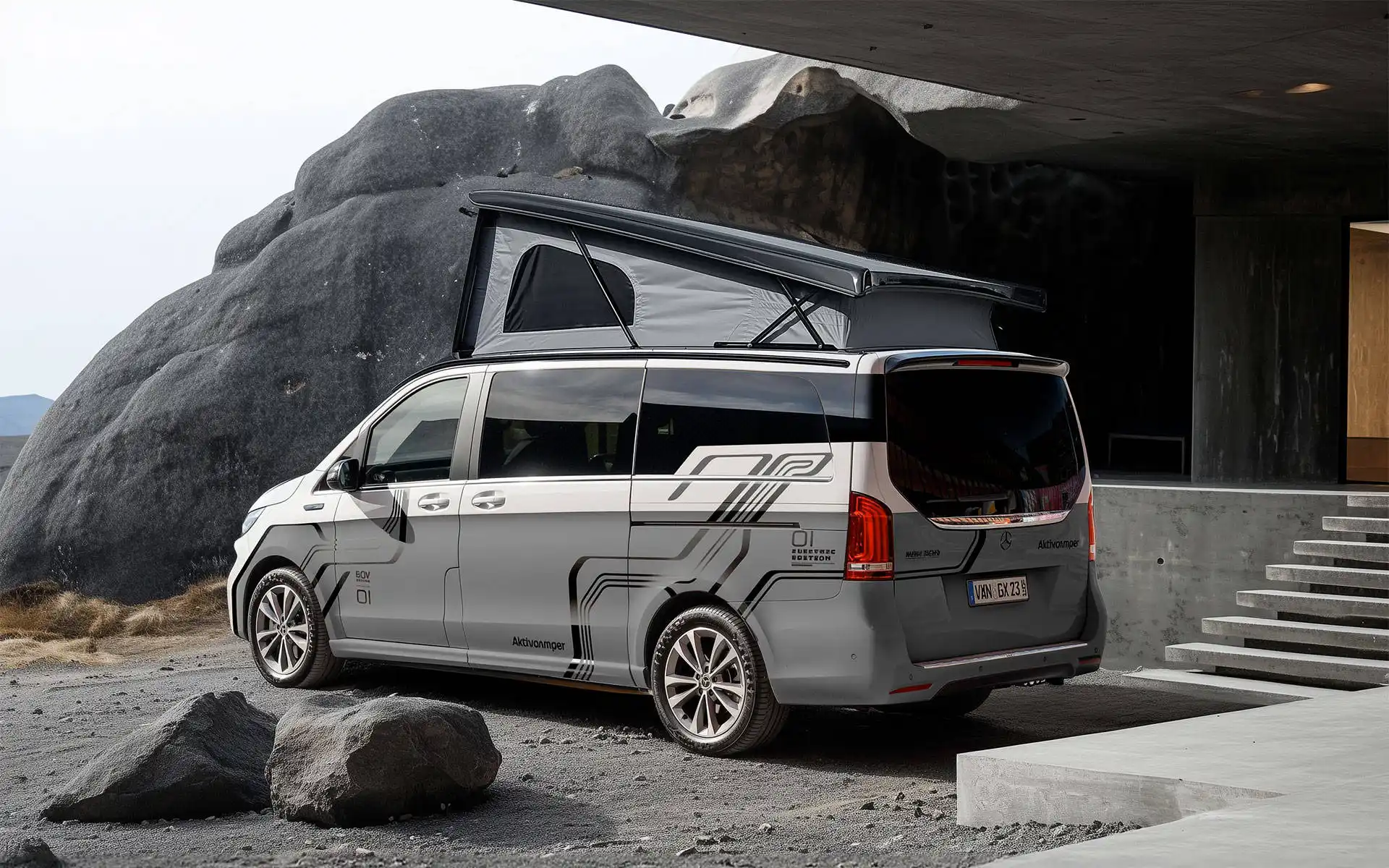 Mercedes EQV Elektro Camper mit modernem Linienmuster in Grau weiß mit Berg und Haus im Hintergrund